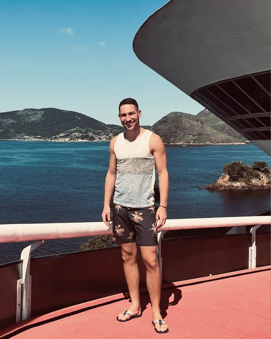 Patrick Zimmerling in Niterói, dahinter die Bucht von Guanabara