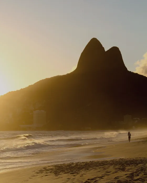 Ipanema am Abend, dahinter die zwei Gipfel des Dois Irmãos
