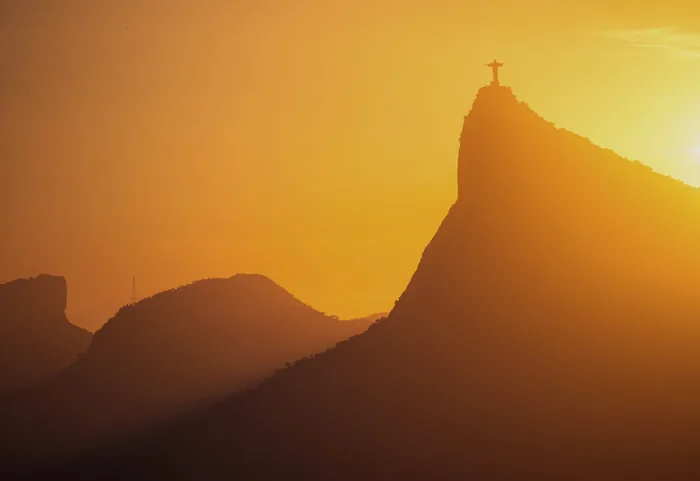 Der Corcovado mit der Christusstatue im Gegenlicht des Sonnenuntergangs