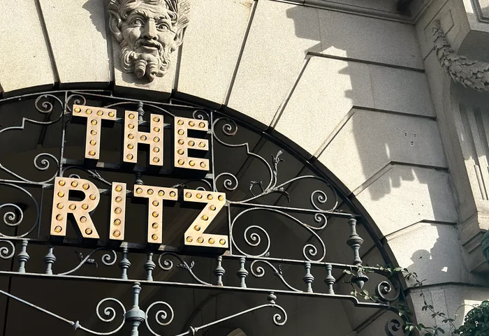 Schriftzug The Ritz über dem Eingang an der Piccadilly in London