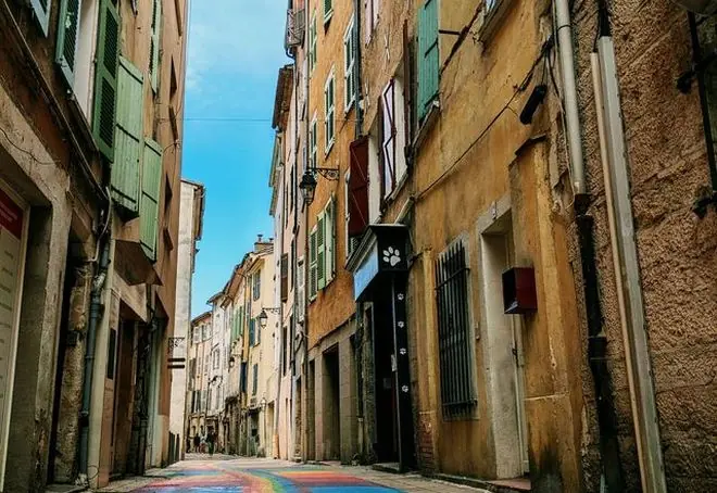 Gay Travel, Strasse in Regenbogenfarben