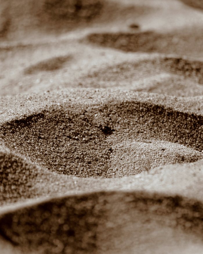 Feiner Sand mit Fussspuren