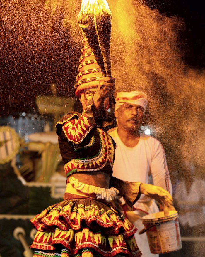 Feuertänzer bei einer Perahera in Sri Lanka